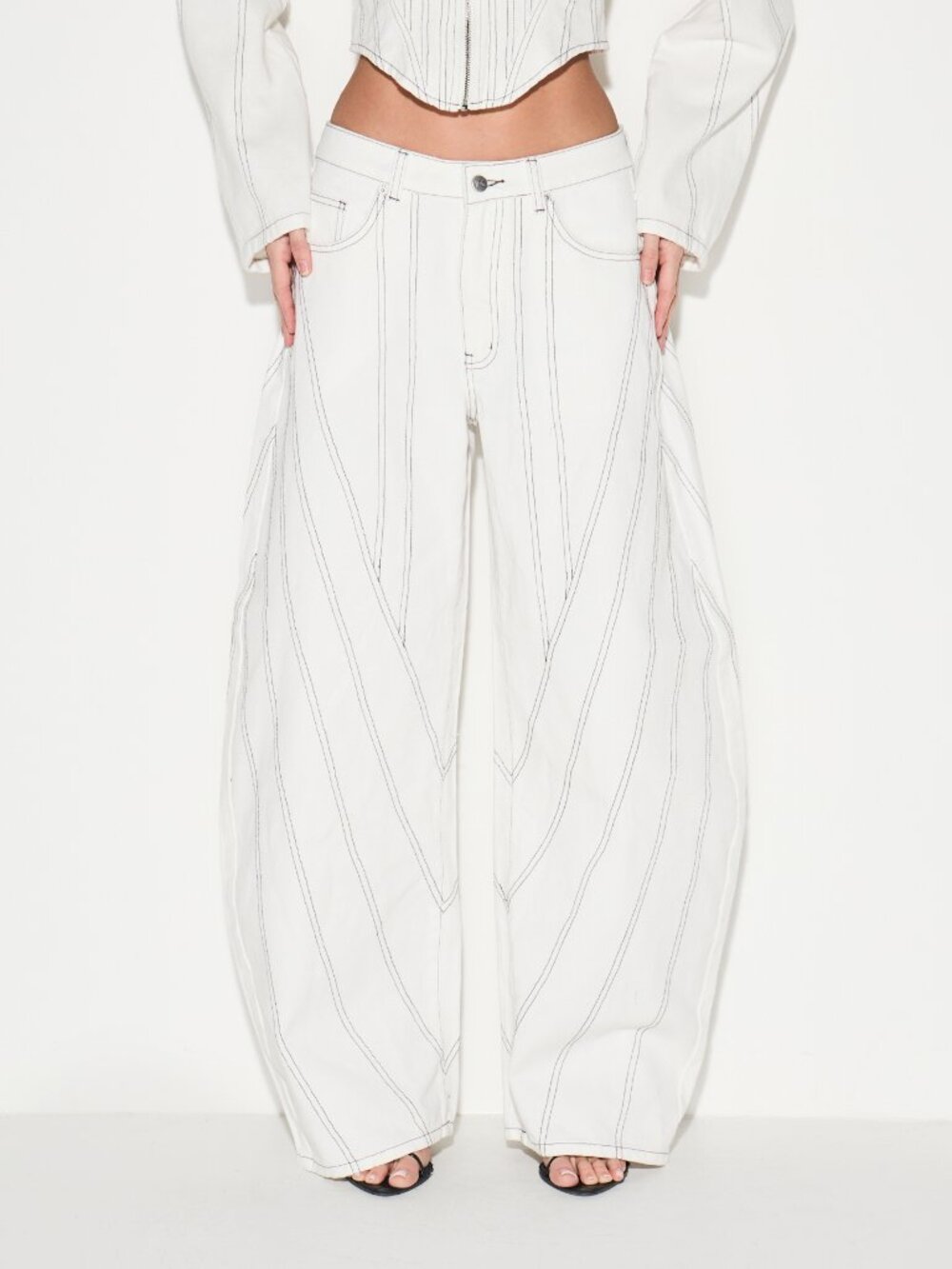 Women's  Contrast stitch detailed Relaxed Fit Denim barrel Jeans